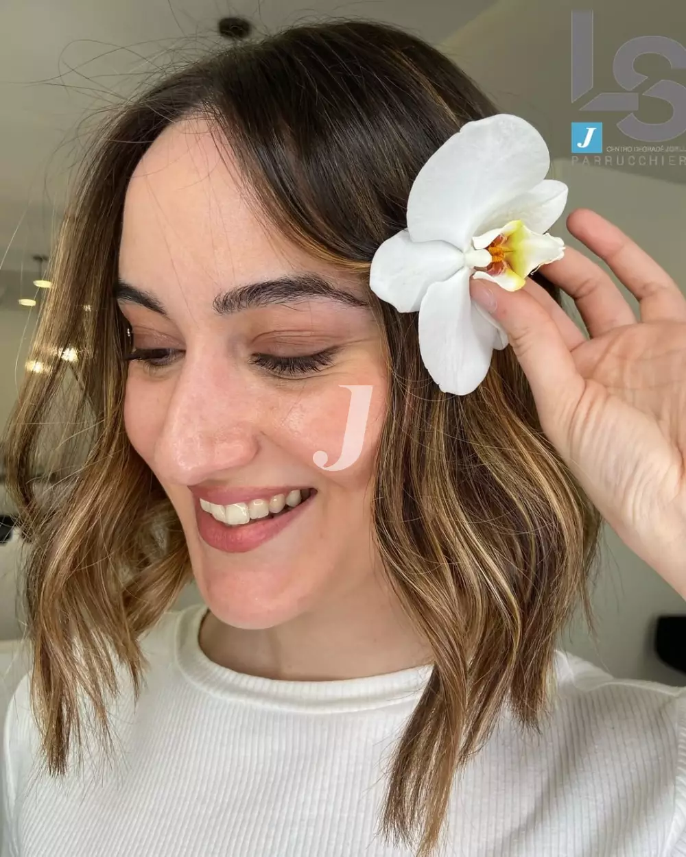 Foto di donna con capelli corti biondo medio sabbia