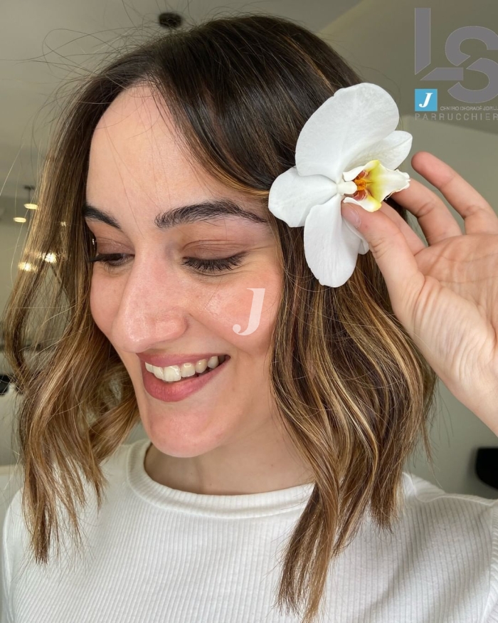 Foto di donna con capelli corti biondo medio sabbia