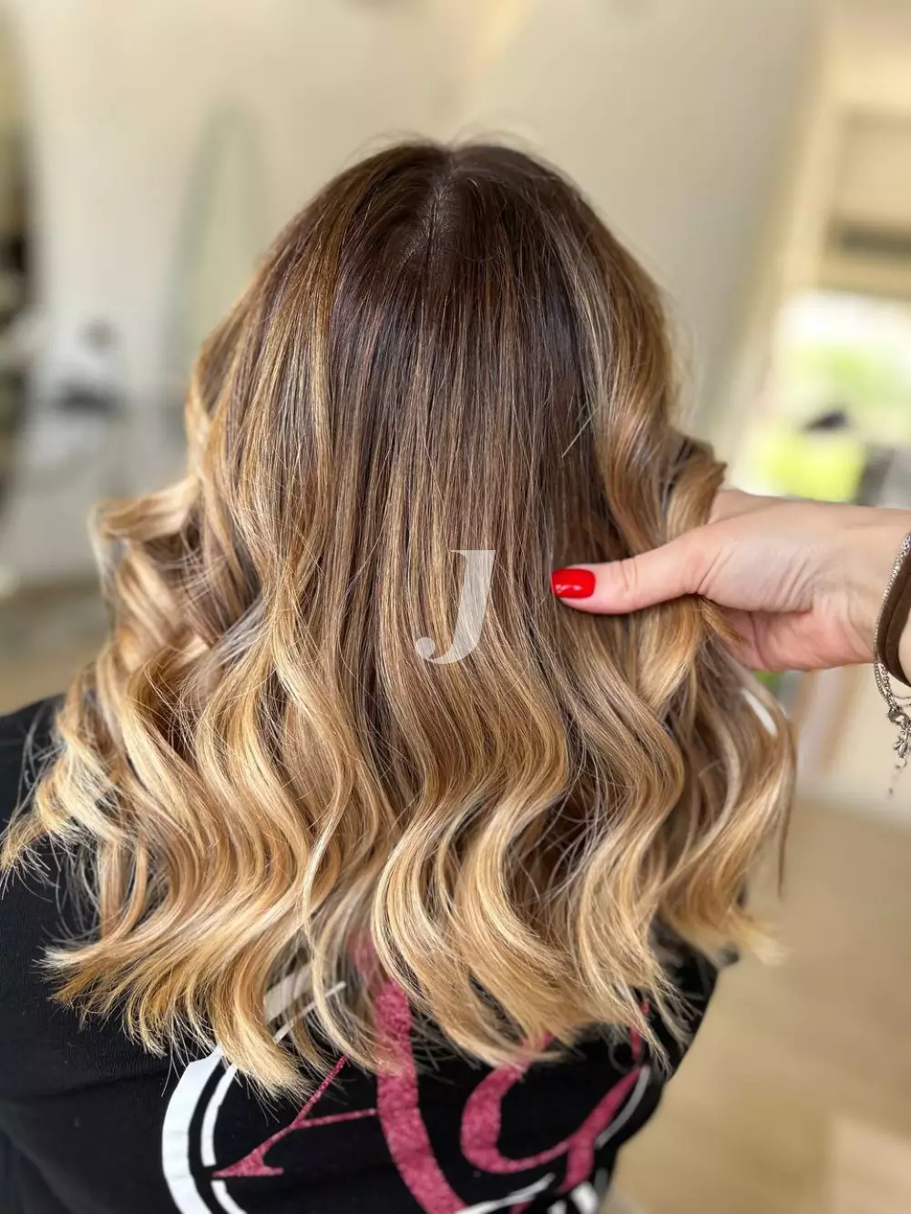 Foto di donna con capelli medi biondo medio sabbia