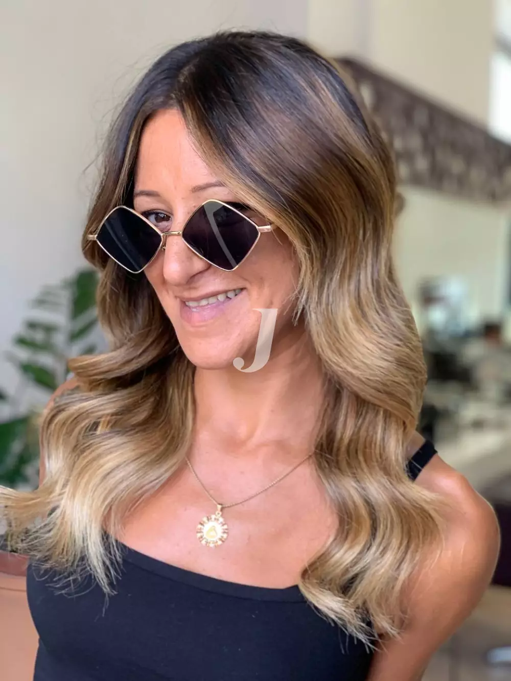 Foto di donna con capelli medi biondo medio sabbia