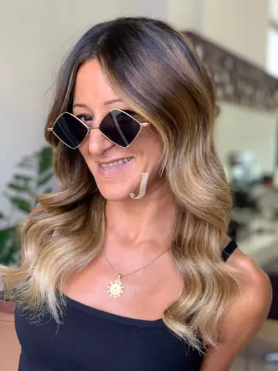 Foto di donna con capelli medi biondo medio sabbia