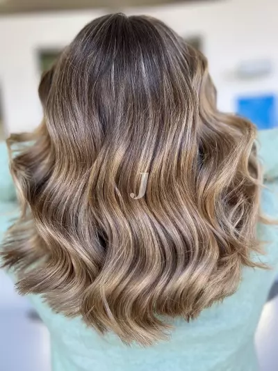 Foto di donna con capelli medi biondo medio sabbia