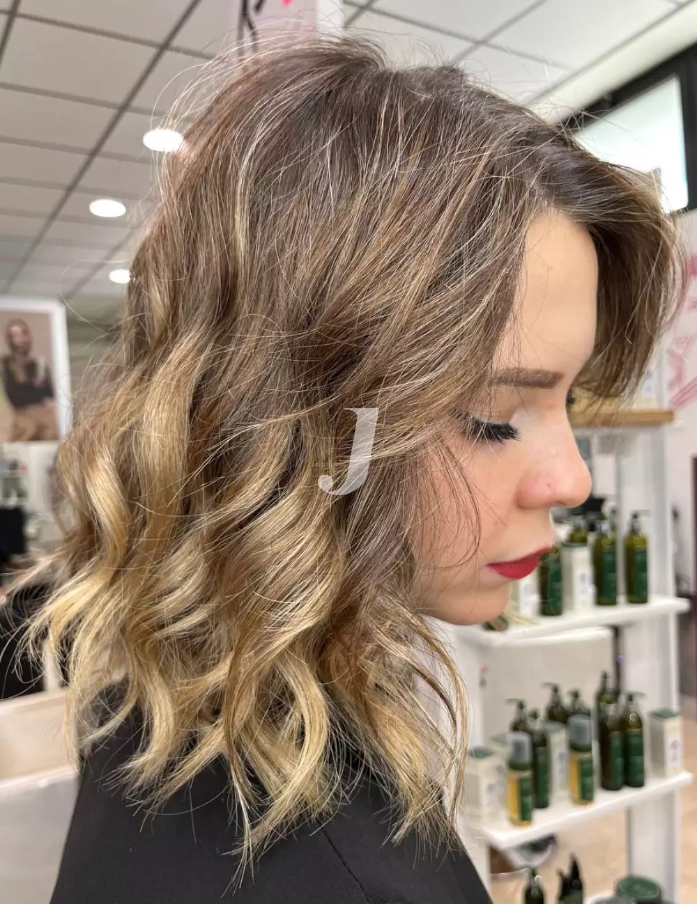 Foto di donna con capelli medi biondo medio sabbia