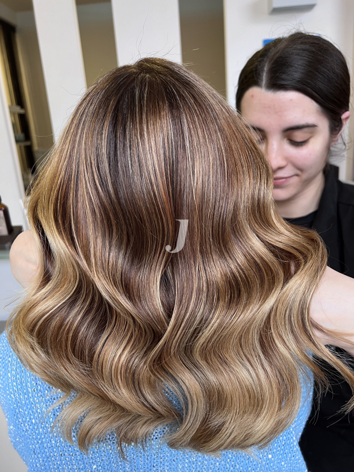 Foto di donna con capelli medi biondo medio sabbia