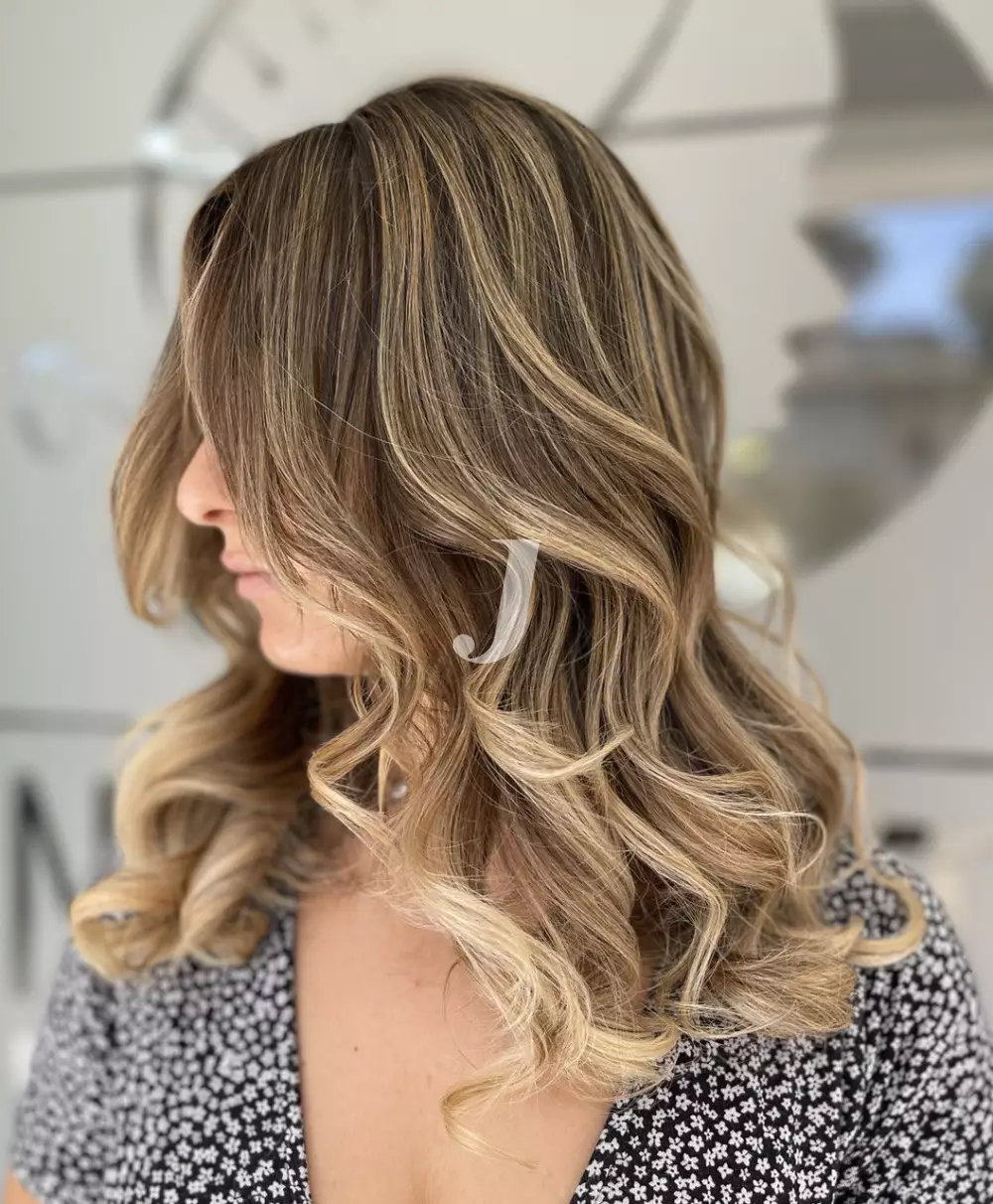 Foto di donna con capelli medi biondo medio sabbia