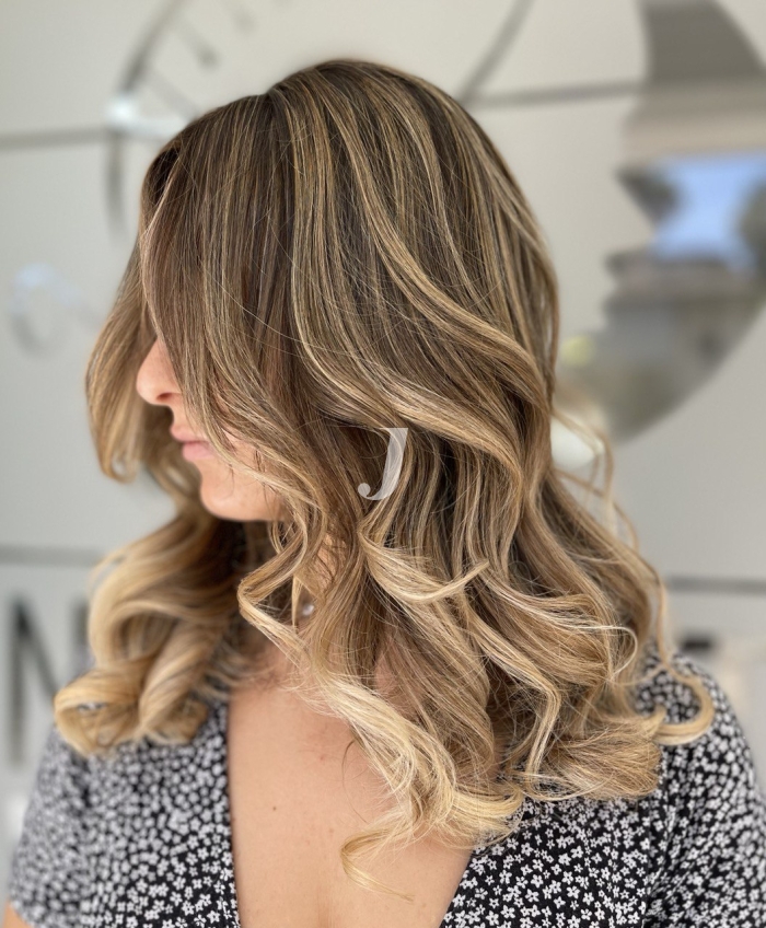 Foto di donna con capelli medi biondo medio sabbia