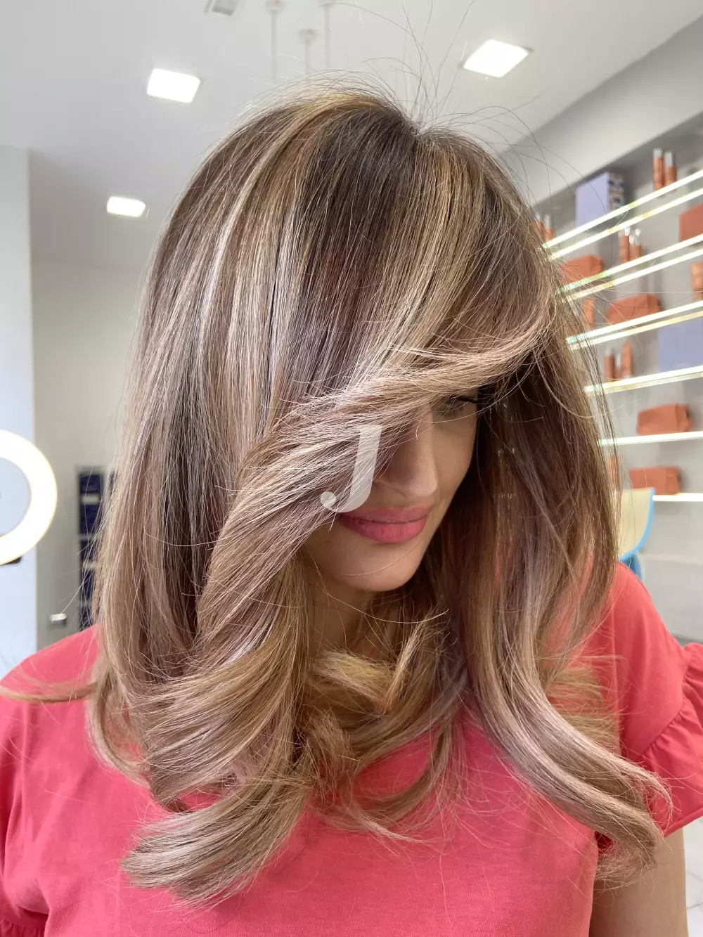 Foto di donna con capelli medi biondo medio sabbia