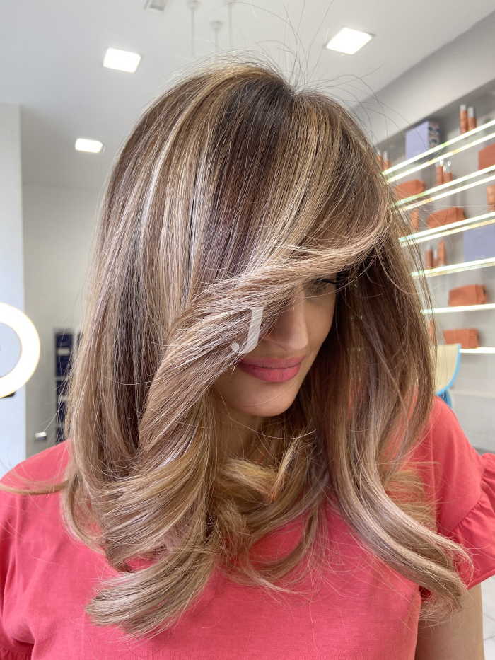 Foto di donna con capelli medi biondo medio sabbia