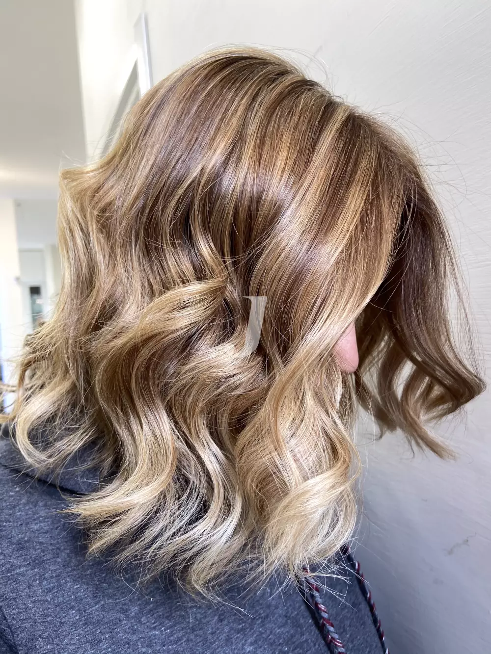 Foto di donna con capelli medi biondo medio sabbia