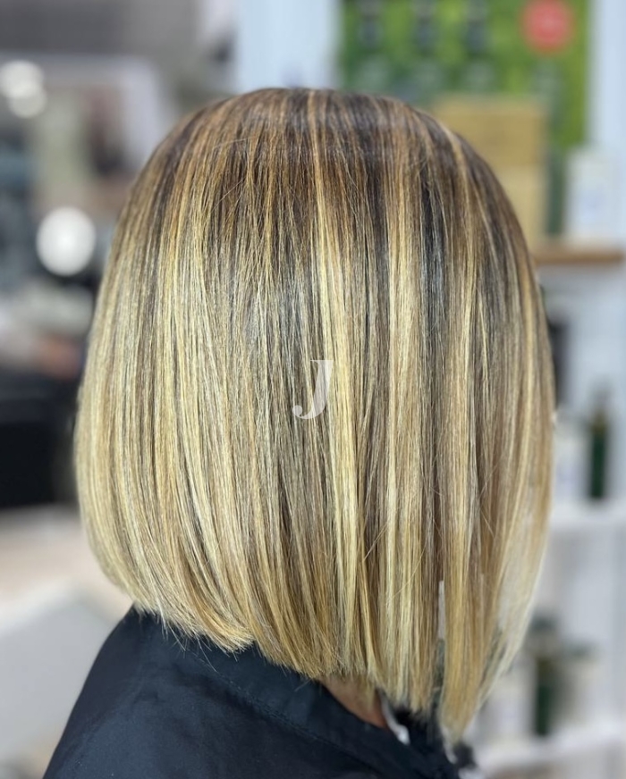 Foto di donna con capelli corti biondo medio sabbia