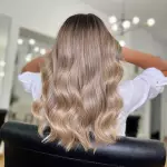 Foto di donna con capelli medi biondo chiaro perla