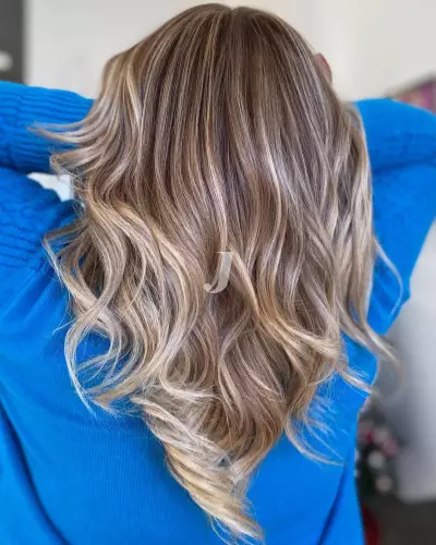 Foto di donna con capelli medi biondo chiaro perla