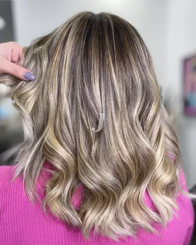 Foto di donna con capelli medi biondo chiaro perla