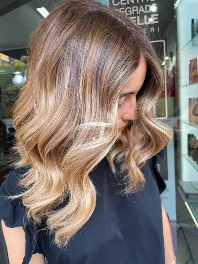 Foto di donna con capelli medi biondo chiaro perla