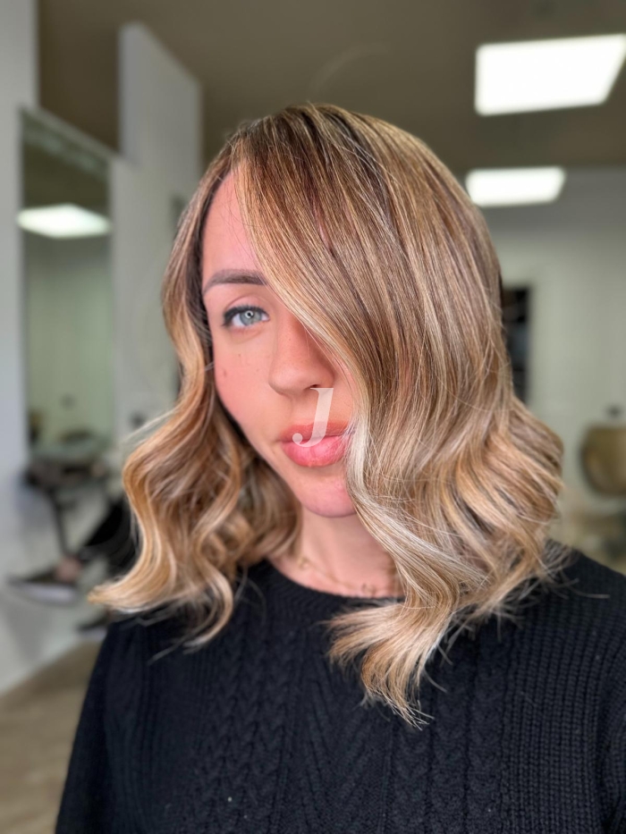 Foto di donna con capelli medi biondo chiaro perla