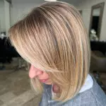 Foto di donna con capelli medi biondo chiaro perla