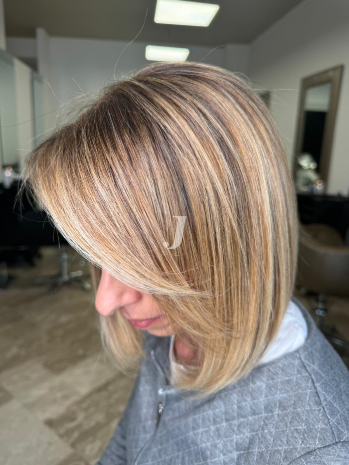 Foto di donna con capelli medi biondo chiaro perla