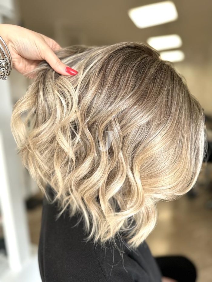 Foto di donna con capelli corti biondo chiaro perla