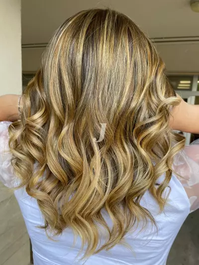 Foto di donna con capelli medi biondo chiaro dorato