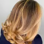 Foto di donna con capelli medi biondo chiaro dorato