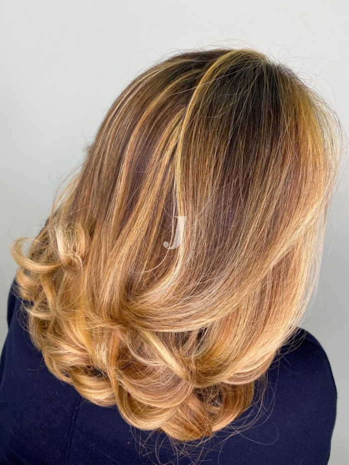 Foto di donna con capelli medi biondo chiaro dorato