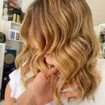 Foto di donna con capelli medi biondo chiaro dorato