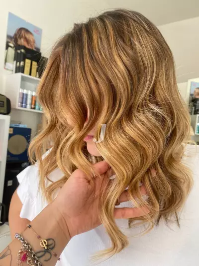 Foto di donna con capelli medi biondo chiaro dorato