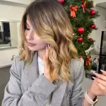 Foto di donna con capelli medi biondo chiaro dorato
