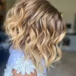 Foto di donna con capelli medi biondo chiaro dorato