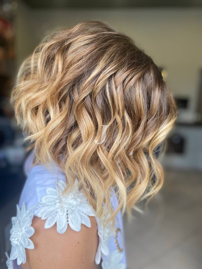 Foto di donna con capelli medi biondo chiaro dorato