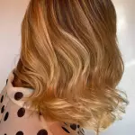 Foto di donna con capelli medi biondo chiaro dorato