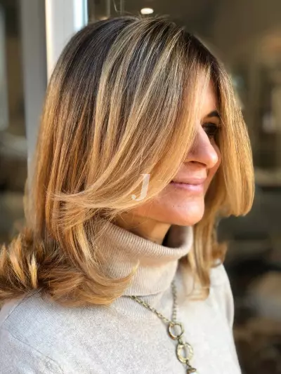 Foto di donna con capelli medi biondo chiaro dorato