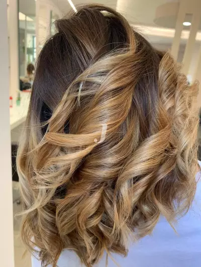 Foto di donna con capelli medi biondo chiaro dorato