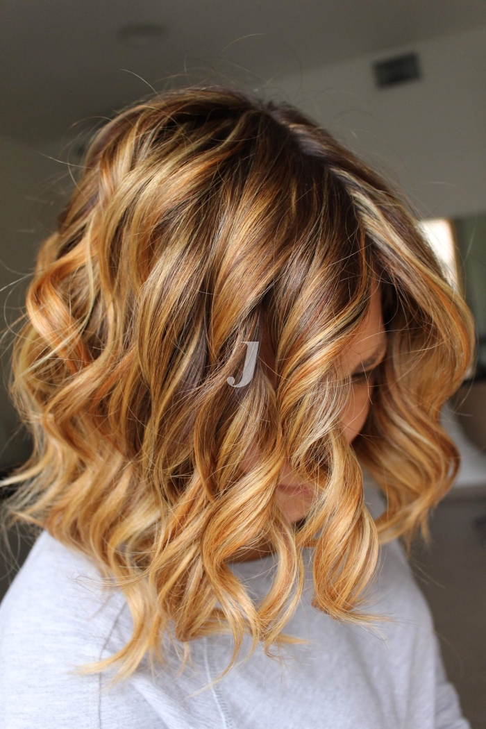 Foto di donna con capelli medi biondo chiaro dorato