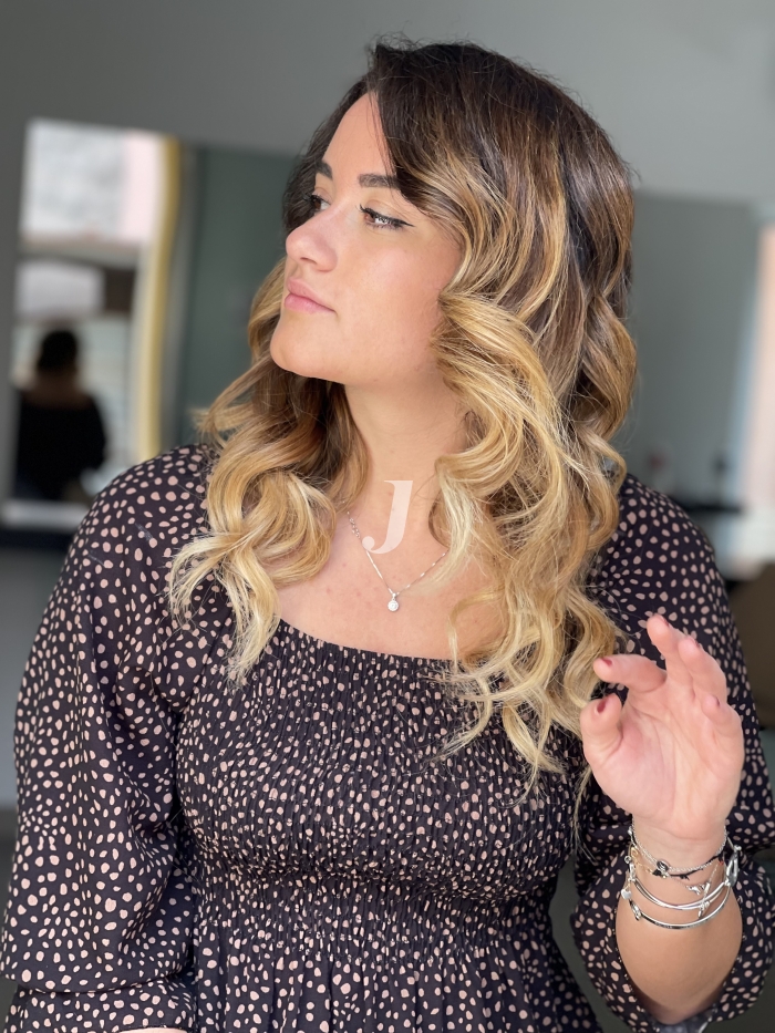 Foto di donna con capelli medi biondo chiaro dorato