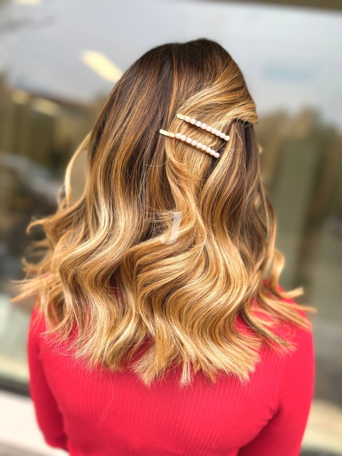 Foto di donna con capelli medi biondo chiaro dorato