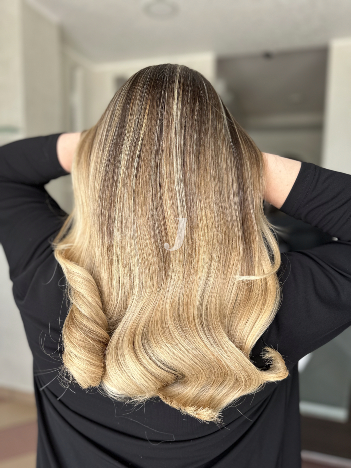 Foto di donna con capelli medi biondo chiaro dorato