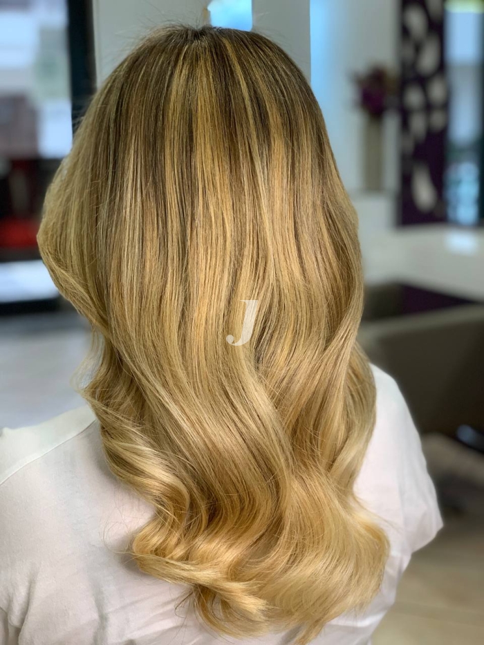 Foto di donna con capelli medi biondo chiaro dorato