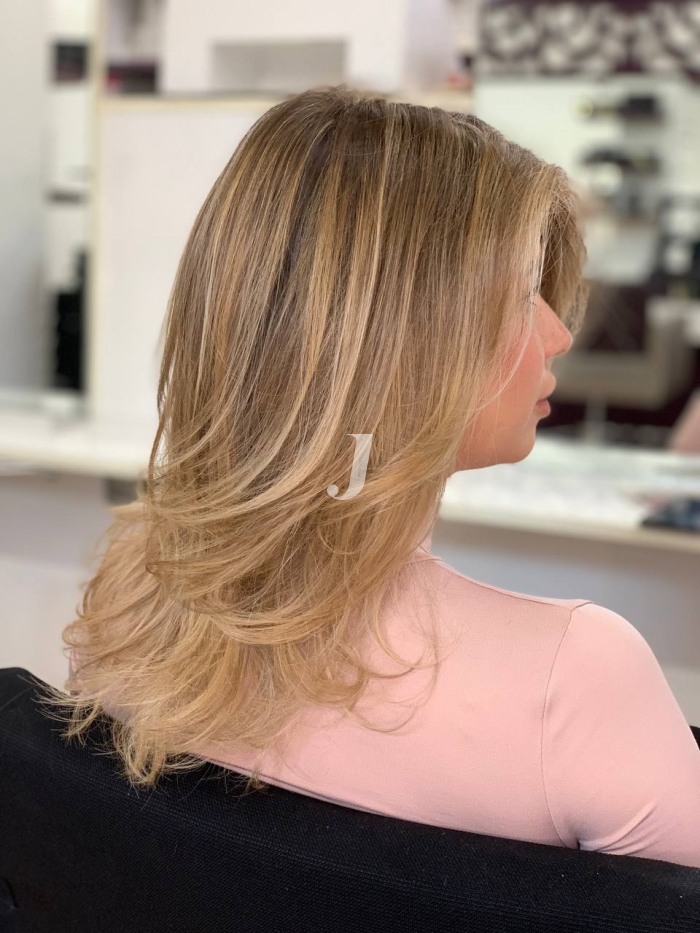 Foto di donna con capelli medi biondo chiaro dorato