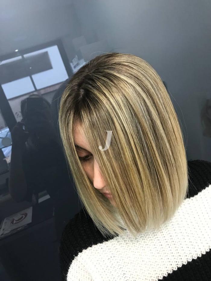 Foto di donna con capelli medi biondo chiaro dorato