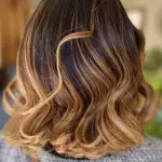 Foto di donna con capelli medi biondo chiaro sabbia