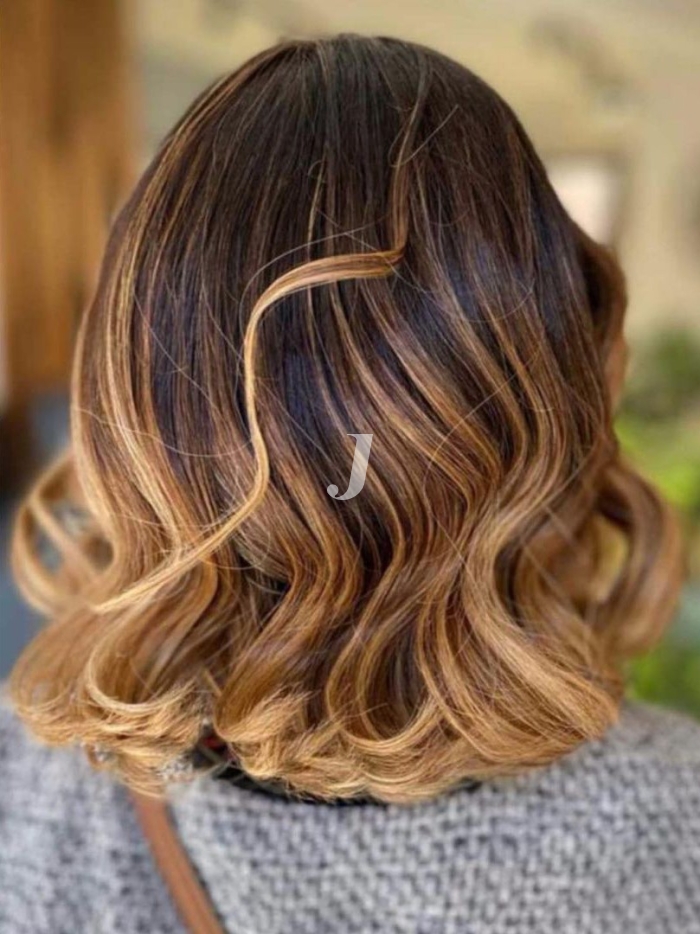 Foto di donna con capelli medi biondo chiaro sabbia