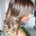 Foto di donna con capelli medi biondo chiaro sabbia