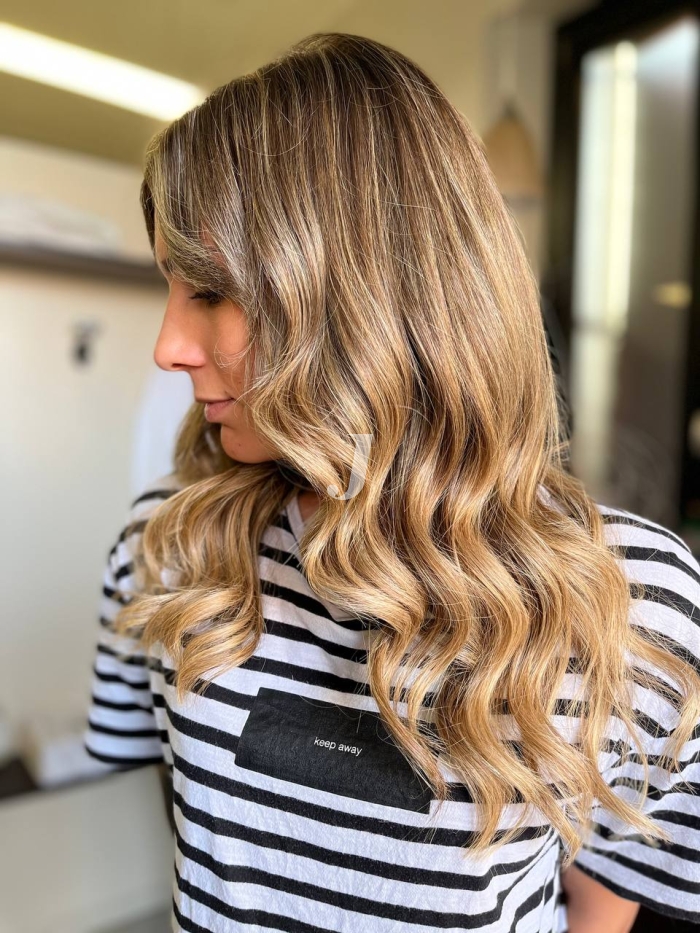 Foto di donna con capelli medi biondo chiaro sabbia