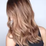 Foto di donna con capelli medi biondo chiaro sabbia