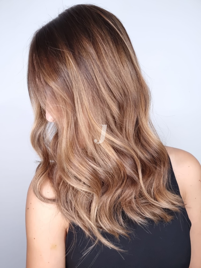 Foto di donna con capelli medi biondo chiaro sabbia