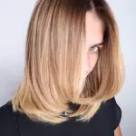 Foto di donna con capelli medi biondo chiaro sabbia