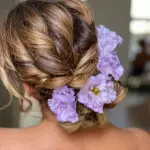 Foto di donna con capelli medi biondo chiaro sabbia