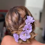 Foto di donna con capelli medi biondo chiaro sabbia