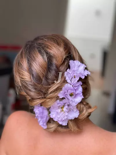 Foto di donna con capelli medi biondo chiaro sabbia